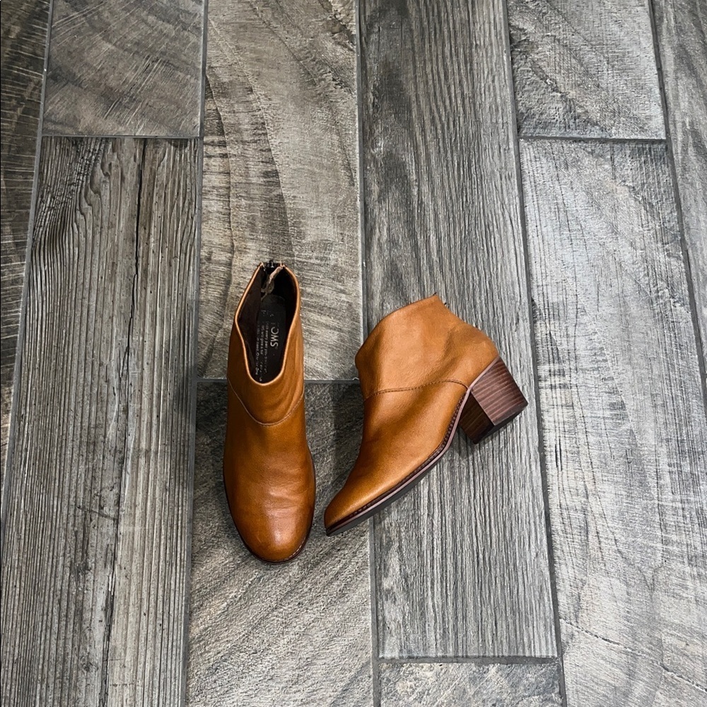 Toms Brown leather zip up Ankle Booties 2.5” heels.